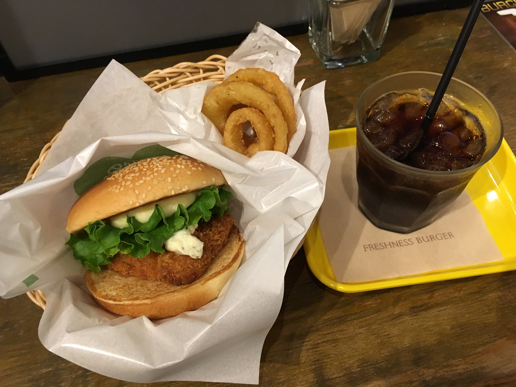 フレッシュネスバーガー 東五反田店 フィッシュバーガーとオニオンリング