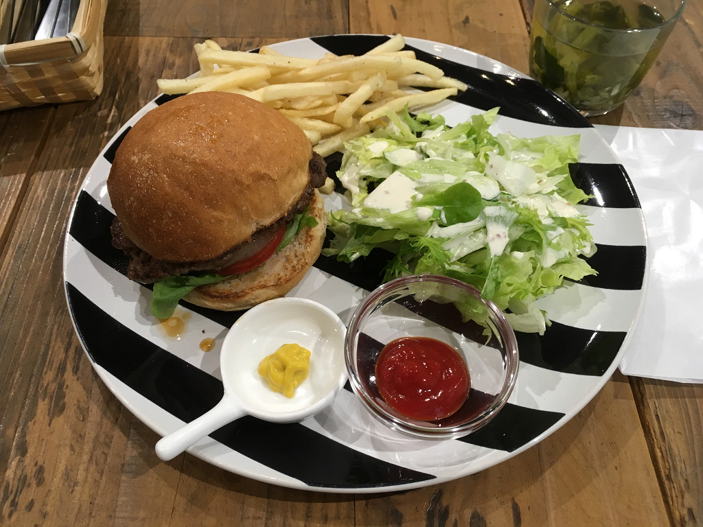 シンク フード ロータス カフェ NZ産オーシャンビーフ100%ハンバーガー