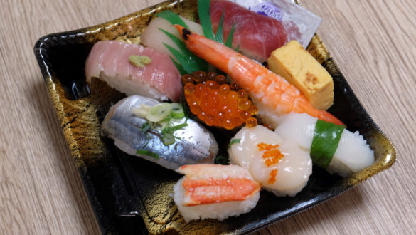 三種のまぐろ入寿司盛合せ　20％オフで税込847円（2018年9月）