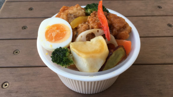 根菜と鶏黒酢あんの雑穀米丼　税込538円（2017年12月）